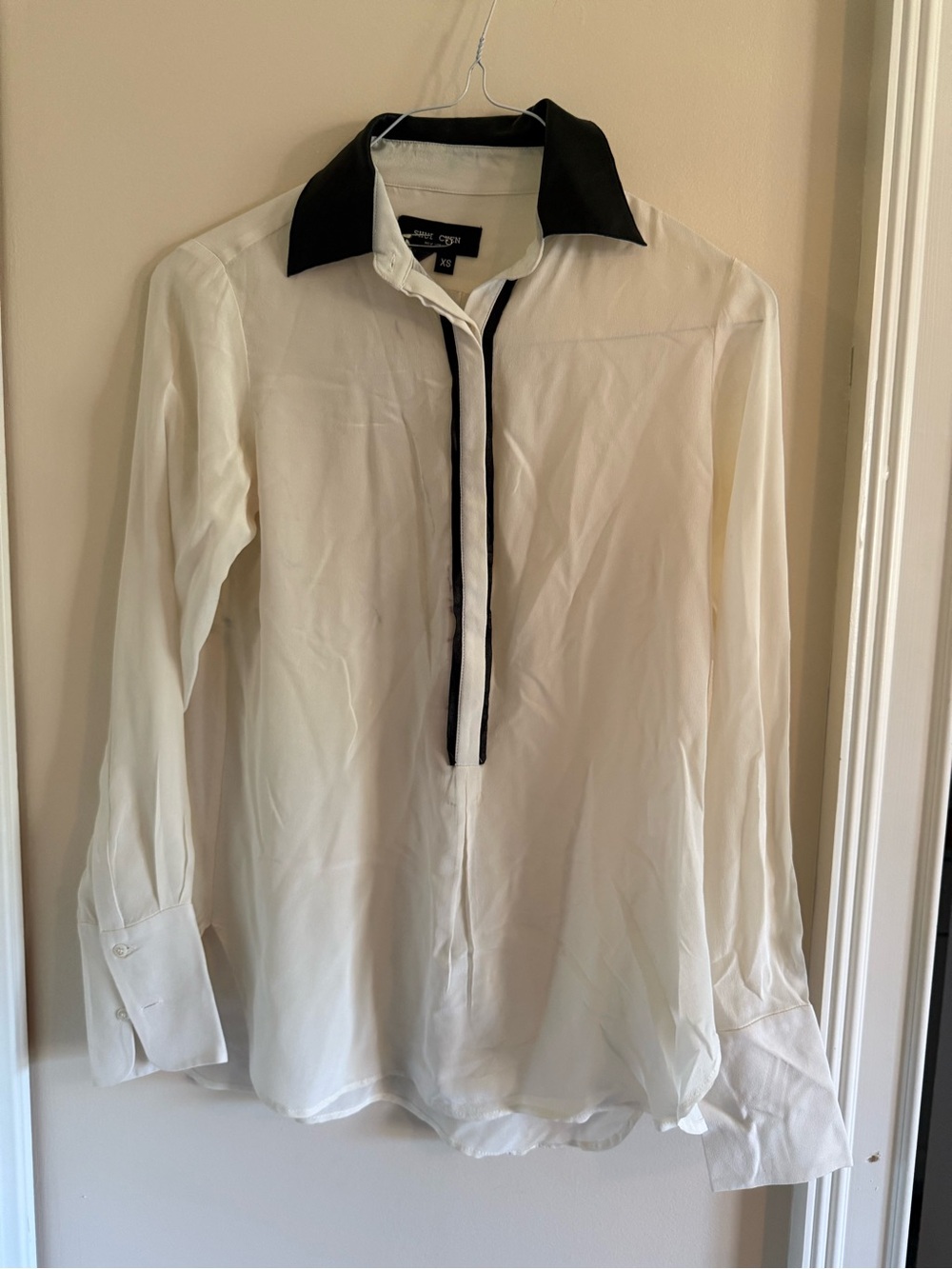 Shui chen White Button-Down Shirt with Black Collar